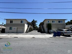Building Photo - $1995 - Cozy 1/1 located near the Rose Garden
