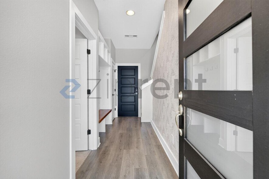 Building Photo - Unit