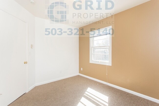Building Photo - Two Bedroom Bungalow Available in Lents Ne...
