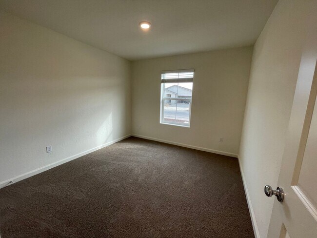 Building Photo - 661 Suzanne Dr
