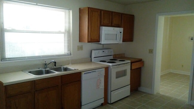 Building Photo - MASON,OHIO - 3 BED, 1  BATH, FAMILY ROOM  $1600  1st month rent free
