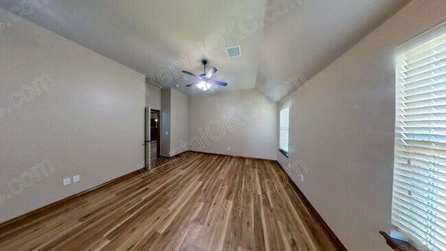 Building Photo - 3/2 plus office in gated SW neighborhood