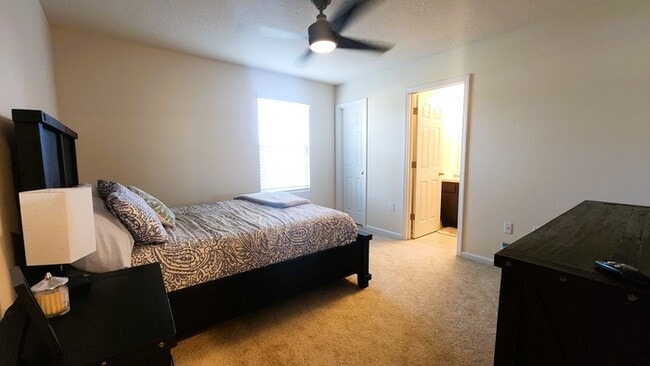 Building Photo - Beautiful Townhome in Waterford Lakes 2 Bedroom 2.5 baths and 1 Car Garage