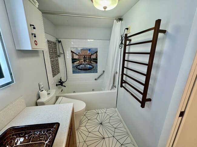 Building Photo - 4063 Yarmouth E