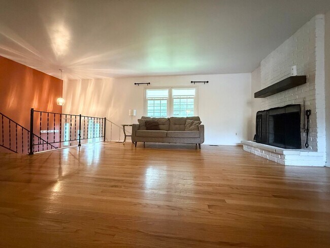 Building Photo - AVAILABLE NOW AUGUST 2025.  MONTHLY RENT I...