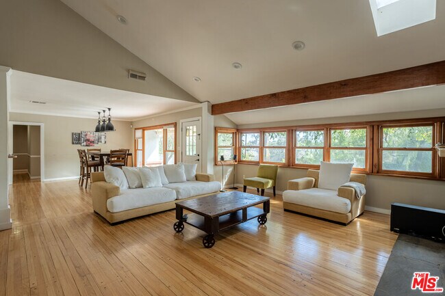 Building Photo - 19439 Oxnard St