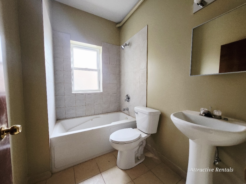 Building Photo - 207 N Parkside Ave