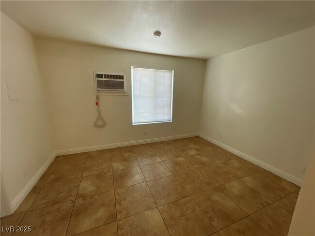 Building Photo - 305 N 10th St