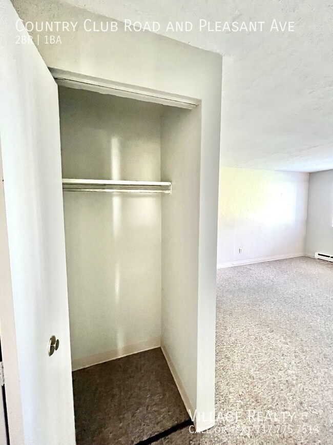 Building Photo - Roomy, remodeled 2-bed w/ on-site laundry ...