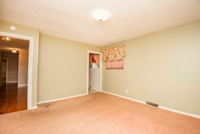 Building Photo - Halls 37938 - 4 bedroom, bath home with 4 garage spaces - Call Susan Niedergeses 865-300-4722