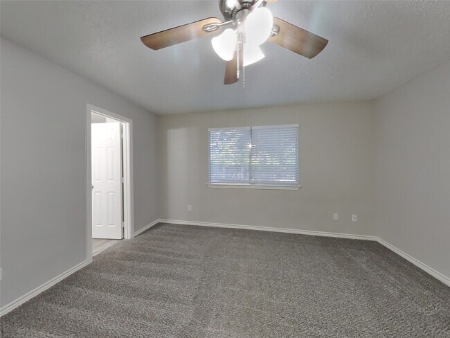 Building Photo - 2214 Townhall Ln