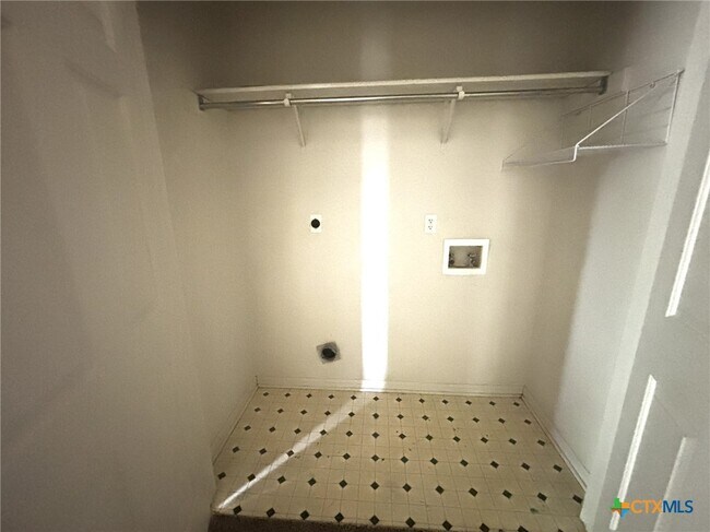 Building Photo - 308 Deloris Dr