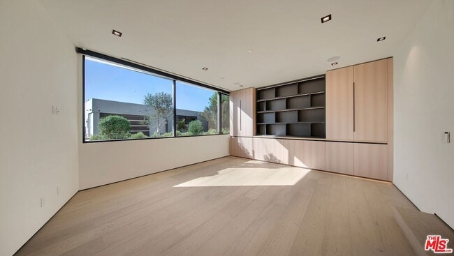 Building Photo - 8765 Hollywood Blvd