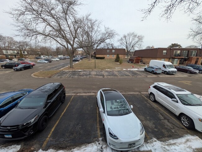 Building Photo - Spacious 3BR / 2BA Condo in Buffalo Grove private balcony, fireplace - Rent includes Heat,  Water...