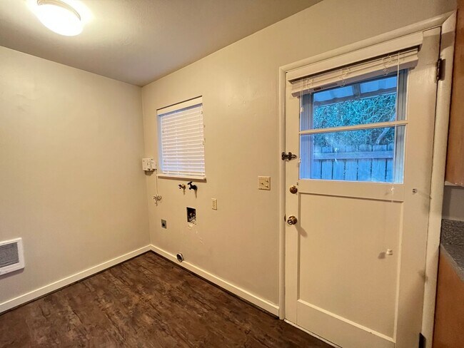 Building Photo - Lovely 2 Bed + 1 Bath Unit in Forest Grove...