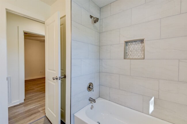 Building Photo - 16813 Glen Eagle Dr N