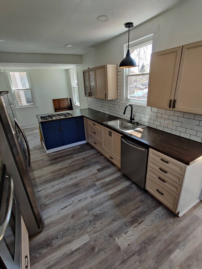 Kitchen 4 - 604 Riverside Ave