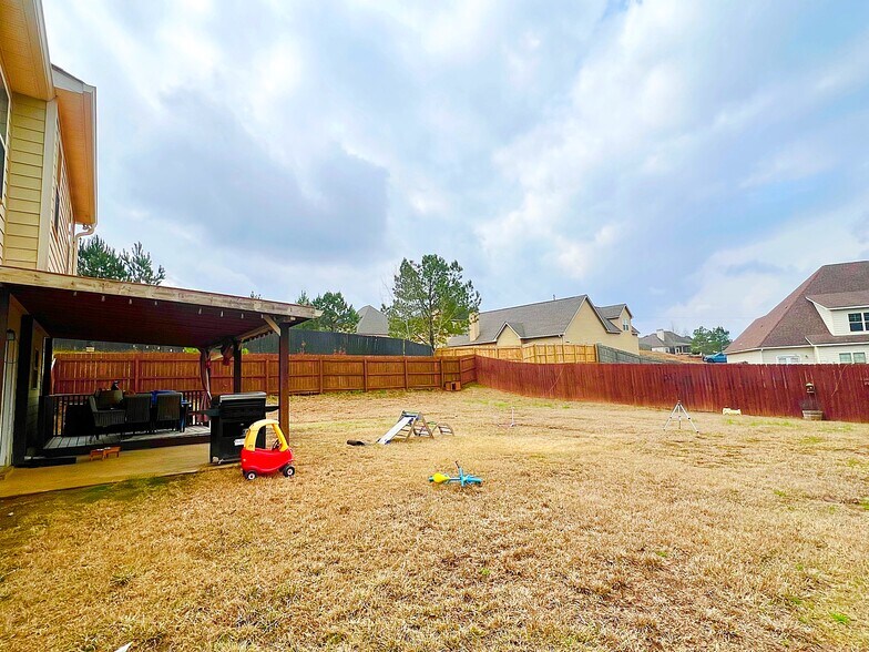 Building Photo - 31 White Pine Way