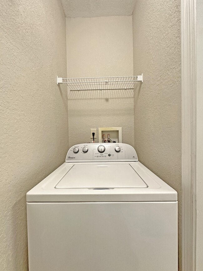 Building Photo - 140 SW Peacock Blvd