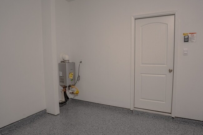 Building Photo - 5746 Hampton Vly Dr