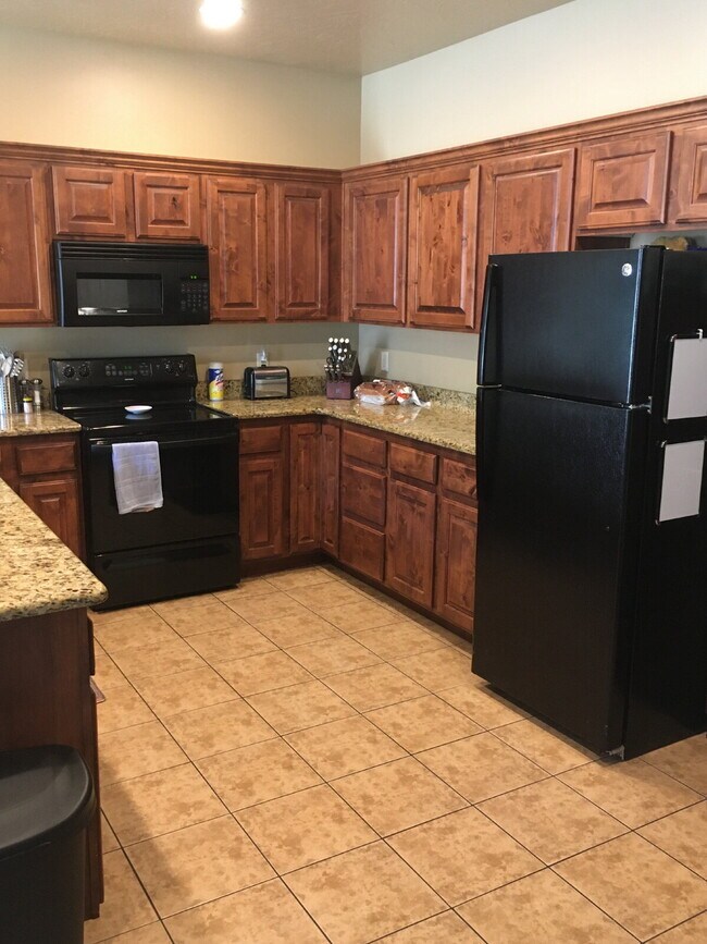Building Photo - "Spacious 3-Bed Townhouse with 2.5 Baths i...