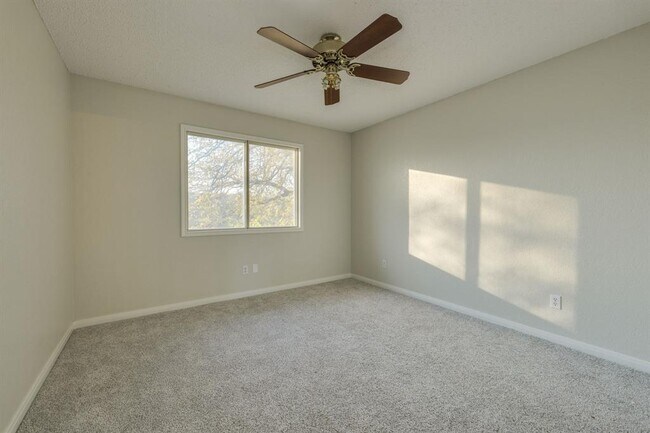 Building Photo - 2304 Willow Way