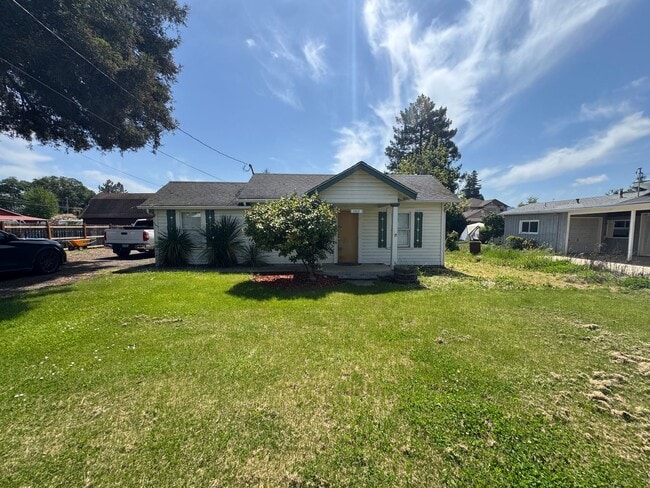 Building Photo - Quaint home in Hucrest