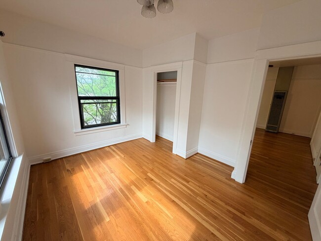 Building Photo - One Bedroom Second Floor Unit Ladd's Addition/Hawthorne District