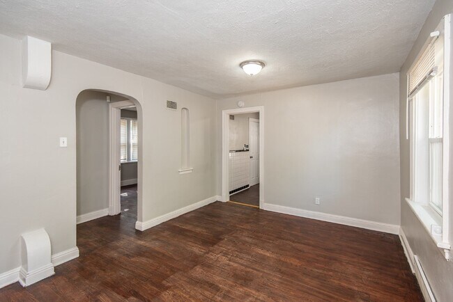 Building Photo - 320 Henquin Dr