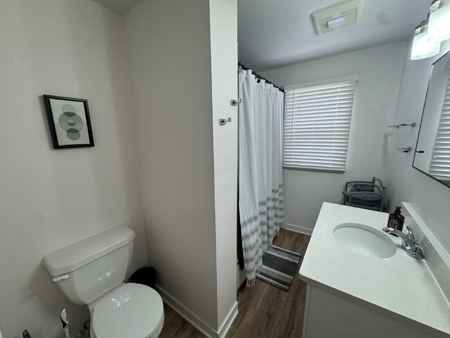 Building Photo - fully furnished 2-bedroom, 1-bath upper duplex