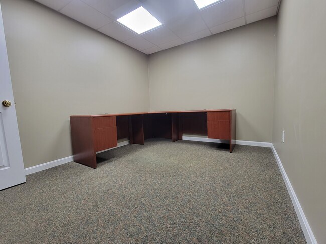 Building Photo - 1B Commons Dr