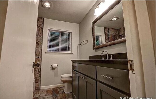 Building Photo - Available August 1st!  3-Bedroom, 1-Bathroom Home, Near Downtown Fayetteville