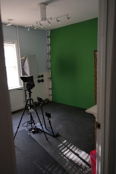 Back Bedroom - 1033 Woodside Ave