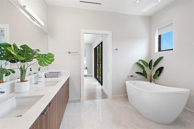 Building Photo - 850 Washington St