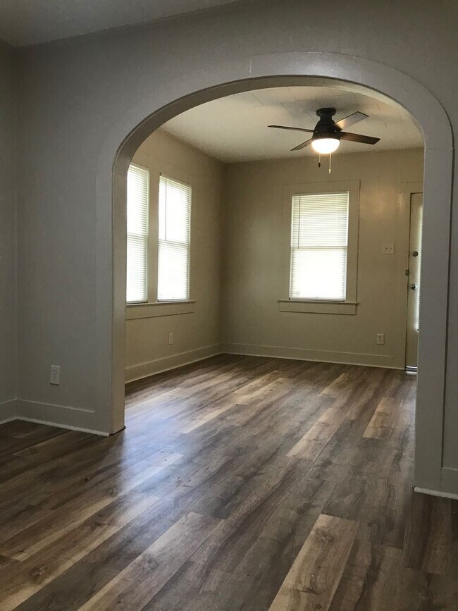 Building Photo - 2 bedroom 1 bath home for lease