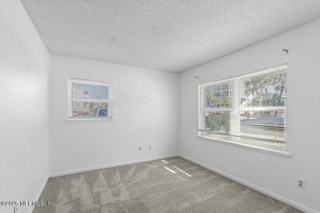 Building Photo - 902 2nd St S