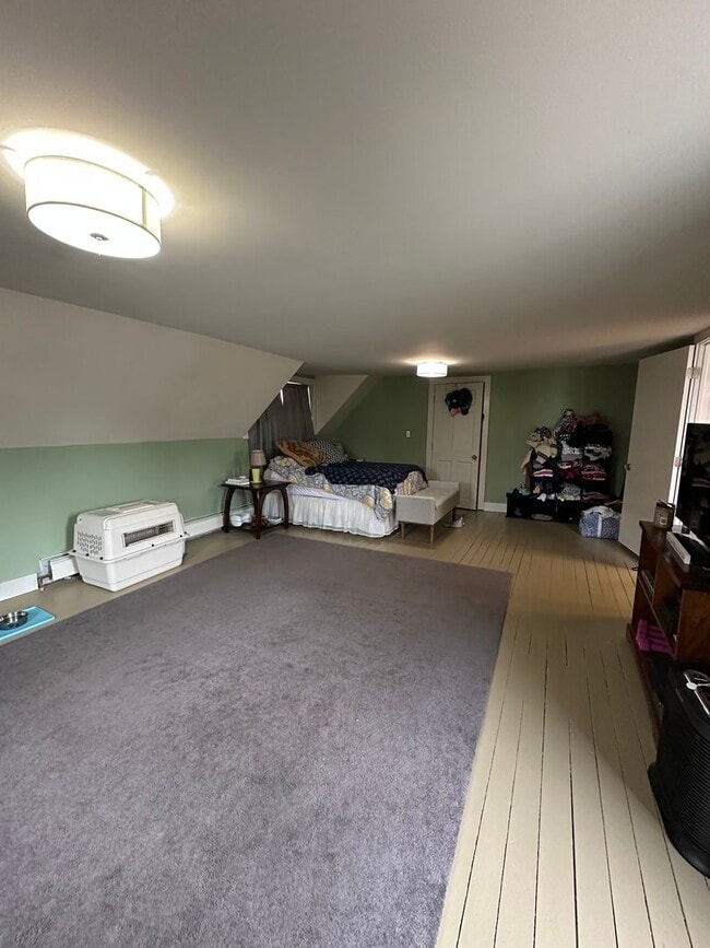 Building Photo - Spacious Single-Family House - Close to Mi...