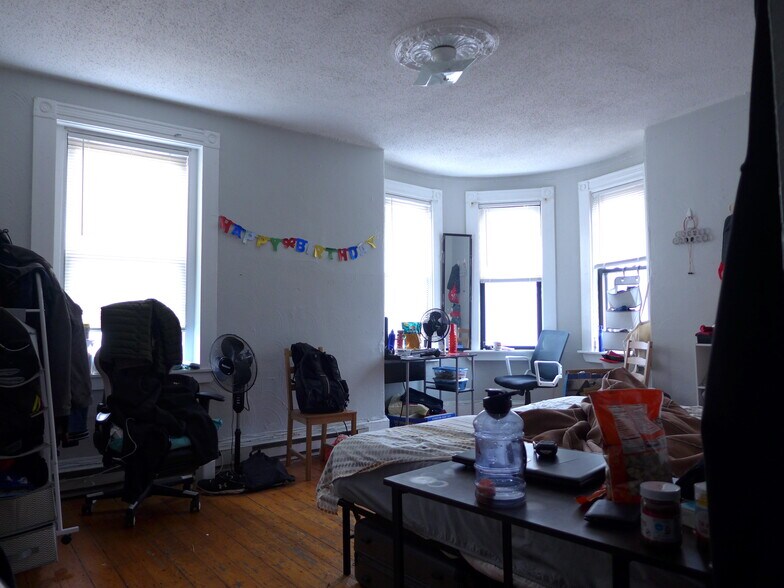 Primary Photo - 33 Gay Head St