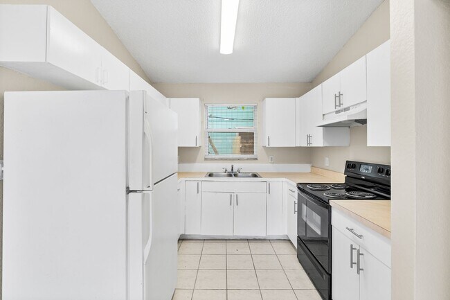 Building Photo - Cute 3/2 home with garage