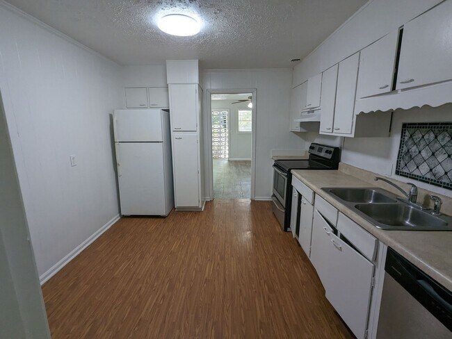 Building Photo - 654 Roy Huie Rd