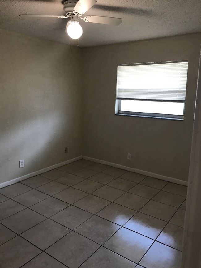 Building Photo - Large 2-1 with central air