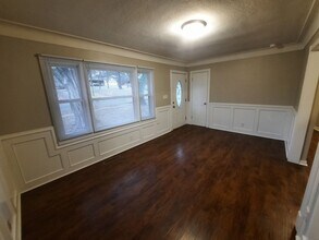 Building Photo - 3 Bedroom, 1 Bathroom Home!