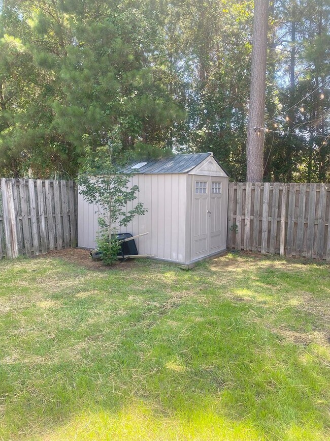 Building Photo - Beautiful 3 Bedroom Home with Fireplace & Private Backyard in Pooler