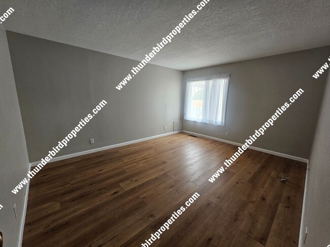 Building Photo - Great 3 bedroom with an office