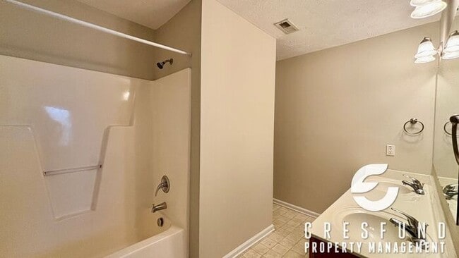Building Photo - 3 Bed, 2.5 Bath Townhome - READY FOR YOU T...