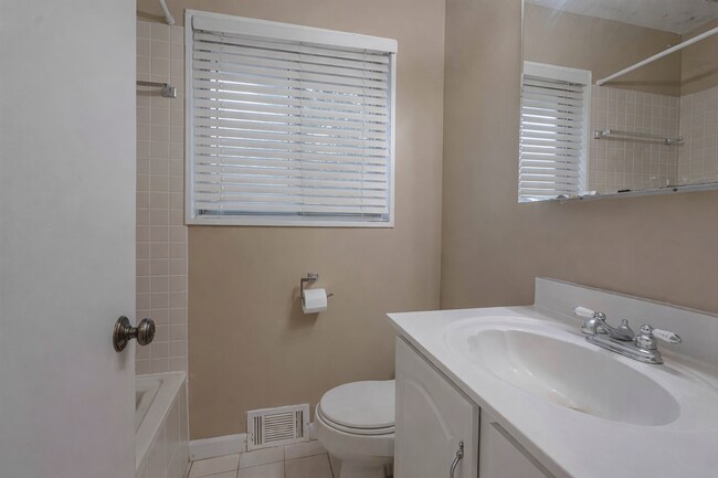 Building Photo - $500-off First Month Rent! 3 Bedroom 2 bathroom home in East Memphis!