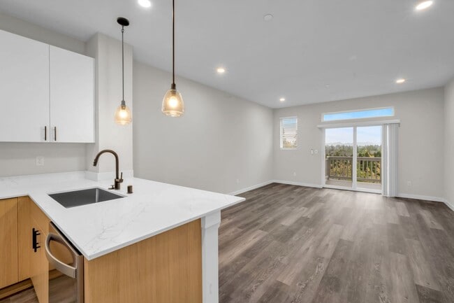 Building Photo - Brand New Townhomes - North Lynnwood!