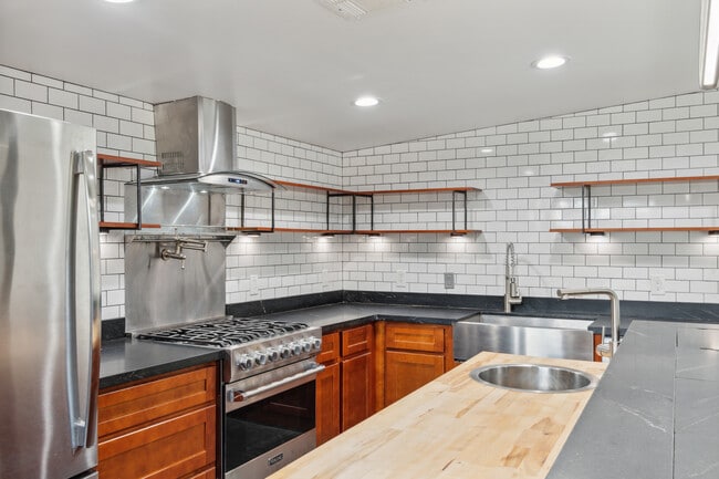 Building Photo - 1612 E Gaylon Dr