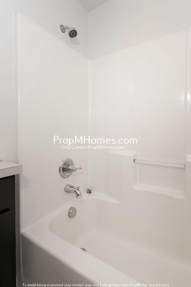 Building Photo - Luxury One-Bedroom Condo in Downtown Gresh...