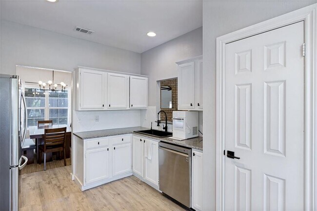 Building Photo - 16301 Essex Cove